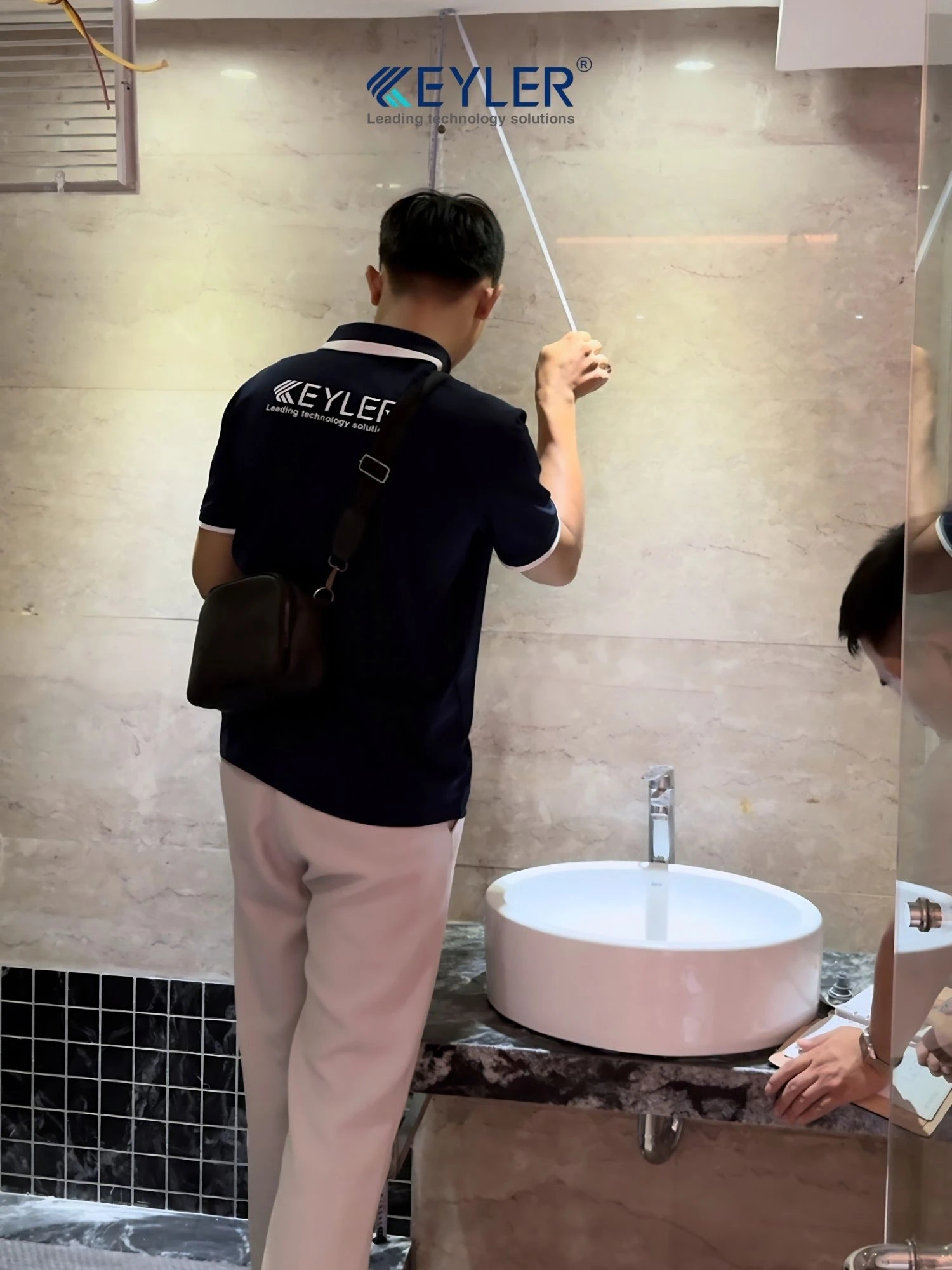 NHÀ HOÀN THIỆN ĐẾN GIAI ĐOẠN NÀO THÌ LẮP VÁCH TẮM KÍNH?